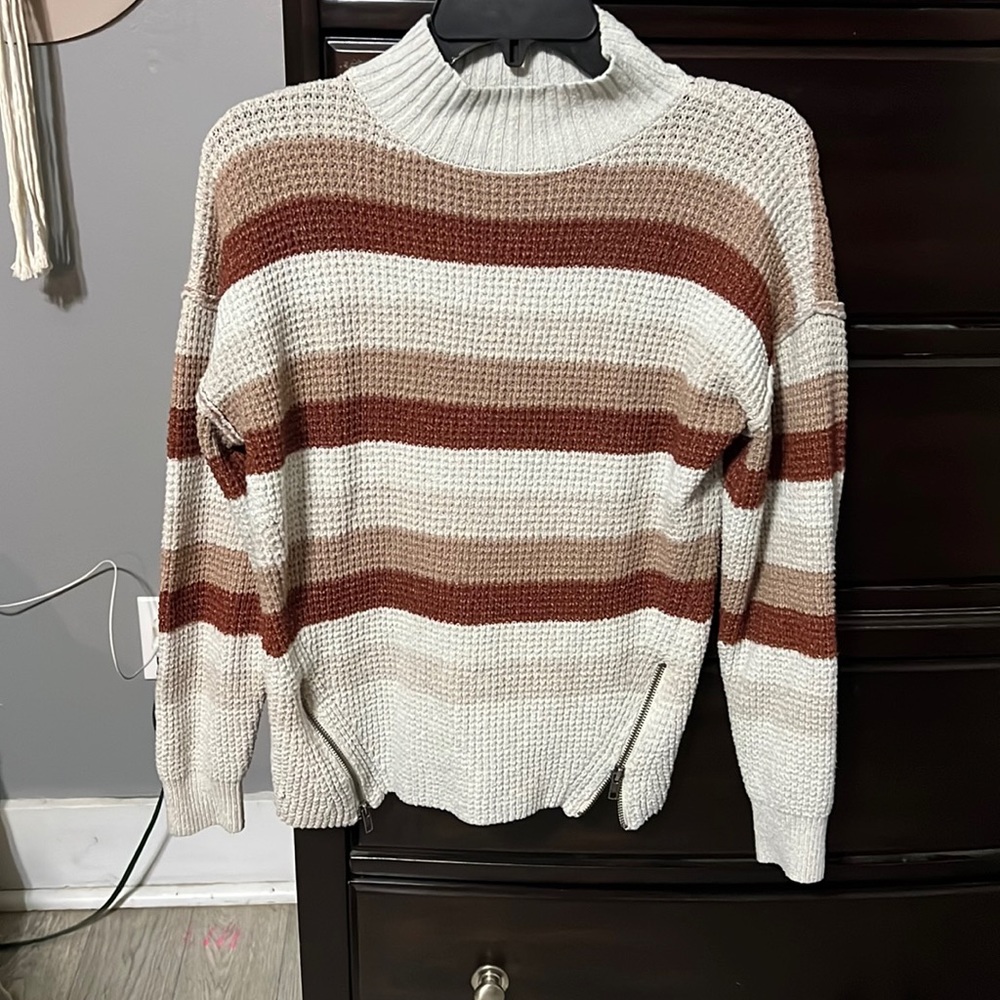 Stripped sweater with zipper detail